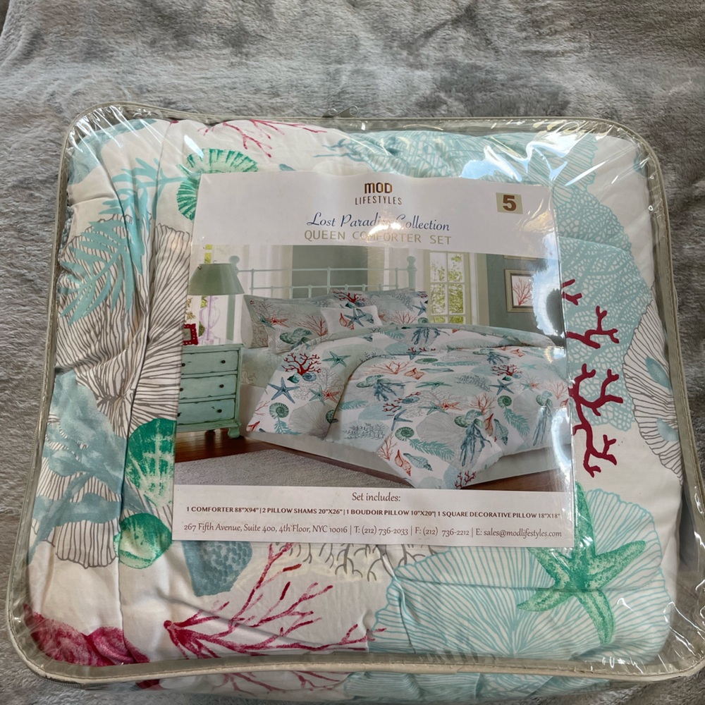 Queen size ocean themed reversible comforter set